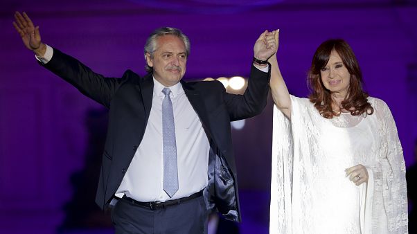 El Gobierno argentino eleva impuestos y tasa un 30 % la compra de dólares El Gobierno argentino eleva impuestos y tasa un 30 % la compra de dólares