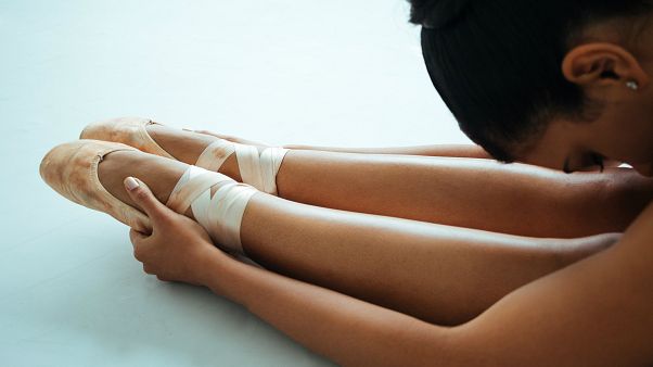 Viyana Bale Akademisi öğrencilerini kilo almamaları için sigara içmeye teşvik etti Viyana Bale Akademisi öğrencilerini kilo almamaları için sigara içmeye teşvik etti