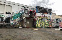 À espera de asilo numa escola abandonada