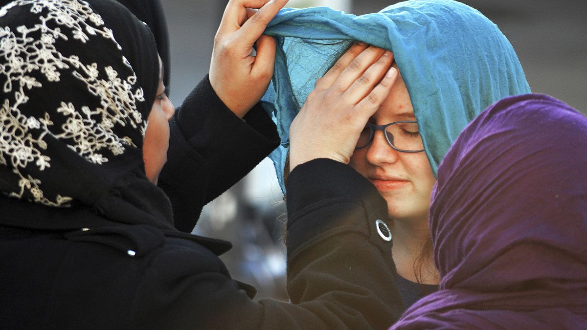 مسلمة تحصل على 120 ألف دولار في تسوية قضائية بعدما أجبرتها الشرطة على خلع الحجاب 