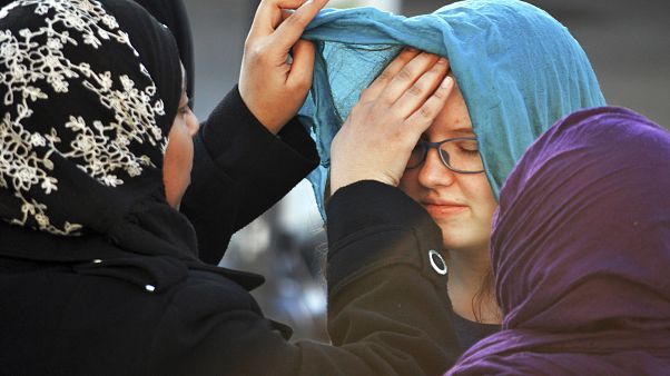 مسلمة تحصل على 120 ألف دولار في تسوية قضائية بعدما أجبرتها الشرطة على خلع الحجاب مسلمة تحصل على 120 ألف دولار في تسوية قضائية بعدما أجبرتها الشرطة على خلع الحجاب