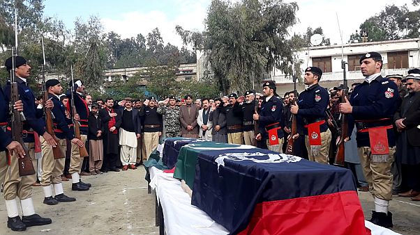 Pakistan'da aşı yapan ekibi koruyan 2 polis memuru silahlı saldırıda hayatını kaybetti Pakistan'da aşı yapan ekibi koruyan 2 polis memuru silahlı saldırıda hayatını kaybetti