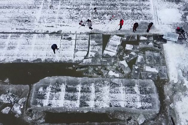Esculpir blocos de gelo para festival de inverno