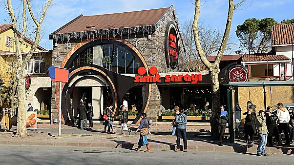 Ziraat Bankası'na satılacağı haberi üzerine Simit Sarayı, "500 milyon dolarlık borç” batağı iddialarına ilişkin açıklamada bulundu. Ziraat Bankası'na satılacağı haberi üzerine Simit Sarayı, "500 milyon dolarlık borç” batağı iddialarına ilişkin açıklamada bulundu.