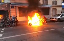 Парижские пожарные потушили горящий мотоцикл
