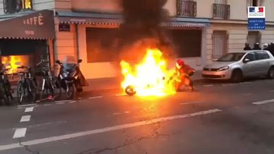 Paris'te protestolar sırasında yanan motora itfaiye ekipleri müdahale etti