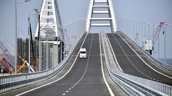 Putin inaugura il ponte di Crimea e scatena la polemica Putin inaugura il ponte di Crimea e scatena la polemica