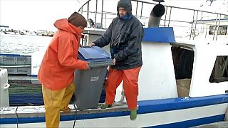 Upcycling the Oceans, pescando basura para convertirla en hilo