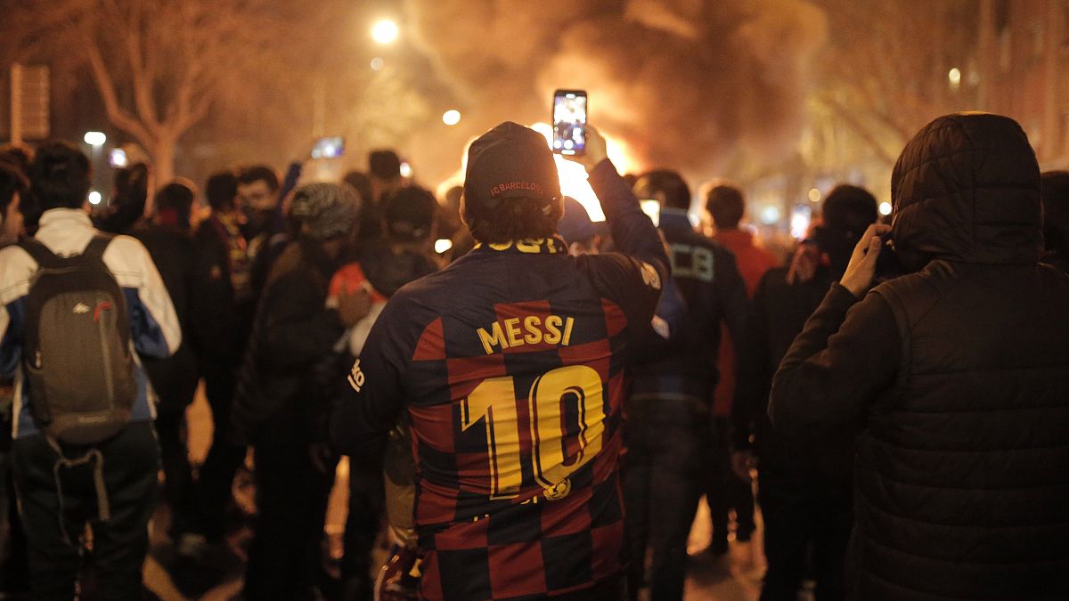 Proteste a Barcellona contro il governo spagnolo. Anche indossando la maglia di Messi. 
