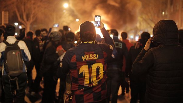 Proteste a Barcellona contro il governo spagnolo. Anche indossando la maglia di Messi. Proteste a Barcellona contro il governo spagnolo. Anche indossando la maglia di Messi.