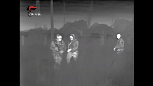 Un fermo immagine del video fornito dai Carabinieri. Un fermo immagine del video fornito dai Carabinieri.