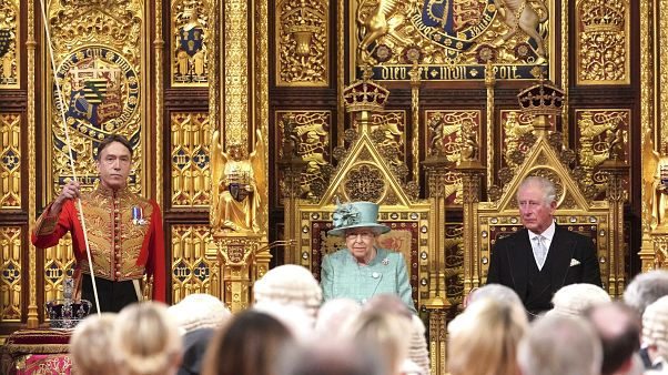 Anstelle von Hermelinmantel und Krone trug die Queen ein Kleid in Mint. Anstelle von Hermelinmantel und Krone trug die Queen ein Kleid in Mint.