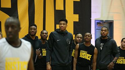 Στη...φυλακή ο Γιάννης και ο Θανάσης Αντετοκούνμπο