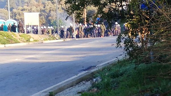 Πετροπόλεμος και χημικά στο ΚΥΤ Σάμου Πετροπόλεμος και χημικά στο ΚΥΤ Σάμου