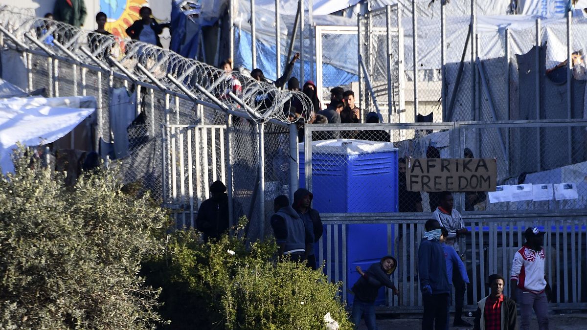 مواجهات بين الشرطة ومهاجرين في جزيرة ساموس اليونانية