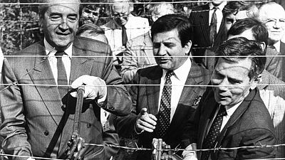 Le Premier ministre hongrois, Gyula Horn, à droite et son homologue autrichien coupent les barbelés du rideau de fer