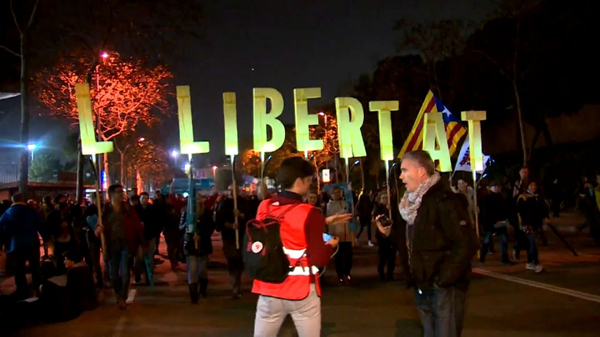 حاشیه بازی بارسلونا و رئال‌مادرید؛‌ درگیری پلیس و معترضان کاتالونیایی