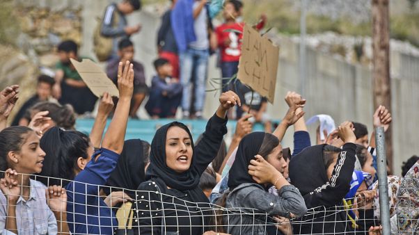 Yunanistan'ın Sisam Adası'nda sığınmacılar, kötü yaşam koşullarını protesto etti Yunanistan'ın Sisam Adası'nda sığınmacılar, kötü yaşam koşullarını protesto etti