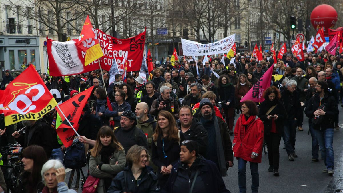 دولت فرانسه برای ترغیب اتحادیه‌ها به وقفه در اعتصاب‌ها تلاش می‌کند