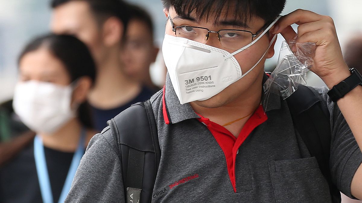 Védőmaszkot viselő gyalogos Bangkokban 2019. szeptember 30-án. Thaiföld sok tartományát, beleértve Bangkokot is, mérgező szmog lepte el reggelre virradóra