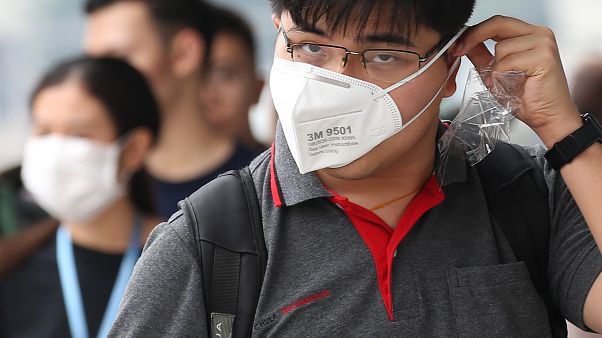 Védőmaszkot viselő gyalogos Bangkokban 2019. szeptember 30-án. Thaiföld sok tartományát, beleértve Bangkokot is, mérgező szmog lepte el reggelre virradóra Védőmaszkot viselő gyalogos Bangkokban 2019. szeptember 30-án. Thaiföld sok tartományát, beleértve Bangkokot is, mérgező szmog lepte el reggelre virradóra