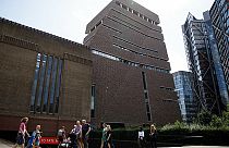 Londra Tate Modern Müzesi'ni gezerken 5 kat düşüp kurtulan 6 yaşındaki çocuk konuşmaya başladı