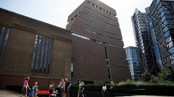 Londra Tate Modern Müzesi'ni gezerken 5 kat düşüp kurtulan 6 yaşındaki çocuk konuşmaya başladı Londra Tate Modern Müzesi'ni gezerken 5 kat düşüp kurtulan 6 yaşındaki çocuk konuşmaya başladı