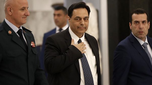 حسان دياب خلال دخوله إلى القصر الجمهوري في بعبدا قبيل التكليف حسان دياب خلال دخوله إلى القصر الجمهوري في بعبدا قبيل التكليف