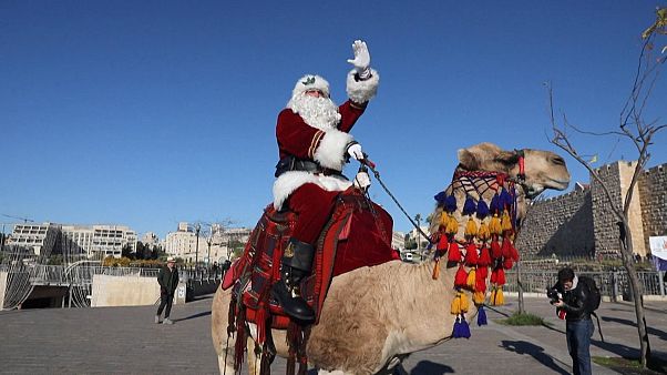 Papá Noel cambia sus renos por un camello en Jerusalén Papá Noel cambia sus renos por un camello en Jerusalén