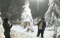 المغاربة يستمتعون بنزول الثلج 