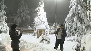 المغاربة يستمتعون بنزول الثلج