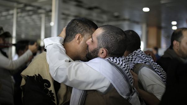 الأسرى اليمنيين أثناء عودتهم الأسرى اليمنيين أثناء عودتهم