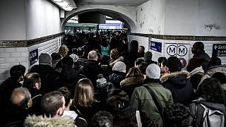 Grev nedeniyle Paris metrosunda izdiham yaşanıyor