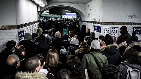Grev nedeniyle Paris metrosunda izdiham yaşanıyor Grev nedeniyle Paris metrosunda izdiham yaşanıyor