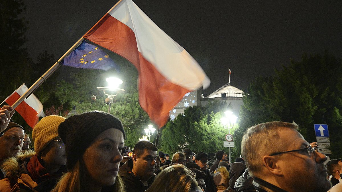Le gouvernement polonais veut museler ses juges, manifestations à Varsovie