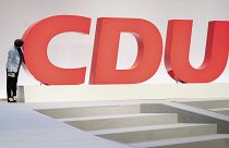 Germania, legami neonazi e svastiche tatuate: politico locale lascia la CDU 