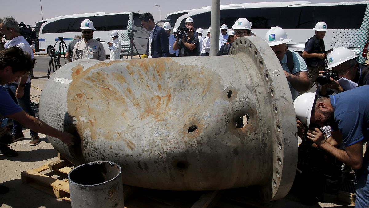 شظايا صاروخ في أنبوب تالف في حقل خريص النفطي في أرامكو بعد هجوم 14 سبتمبر، المملكة العربية السعودية ، الجمعة 20 سبتمبر 2019