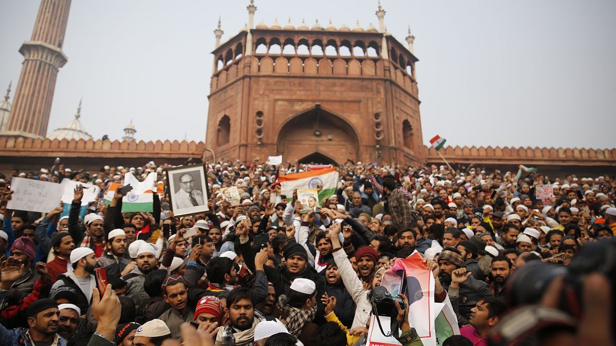 تجدد المواجهات بين المتظاهرين والشرطة في الهند والسبب الجنسية 
