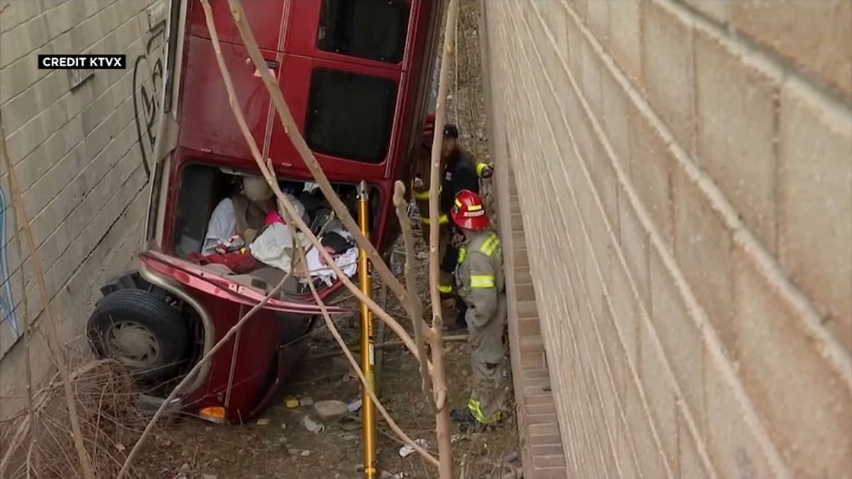 شاهد: انتشال حافلة سقطت من مرآب في الولايات المتحدة وإنقاذ سائقها