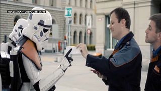 Star-Wars-Parodie: Berner Polizei erteilt Parkverbot an Raumschiff
