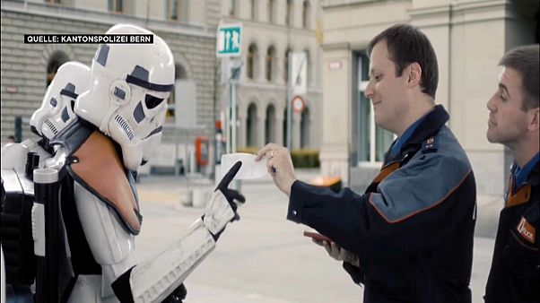 Star-Wars-Parodie: Berner Polizei erteilt Parkverbot an Raumschiff Star-Wars-Parodie: Berner Polizei erteilt Parkverbot an Raumschiff