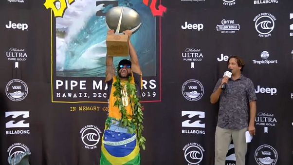 Ítalo Ferreira ergue o troféu de campeão do Mundo Ítalo Ferreira ergue o troféu de campeão do Mundo