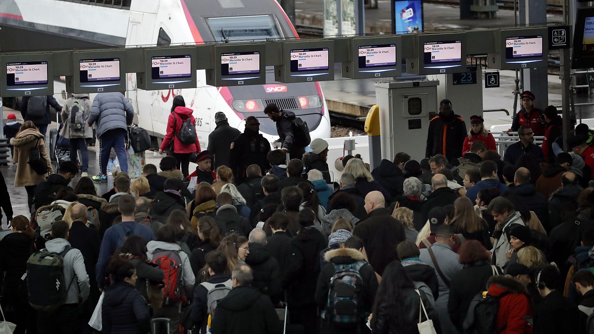 Los viajeros caminan para subirse a un tren en la Gare de Lyon, en París, el viernes 20 de diciembre de 2019.
