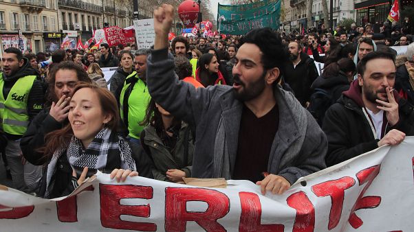 مسيرة للعمال المضربين في فرنسا مسيرة للعمال المضربين في فرنسا
