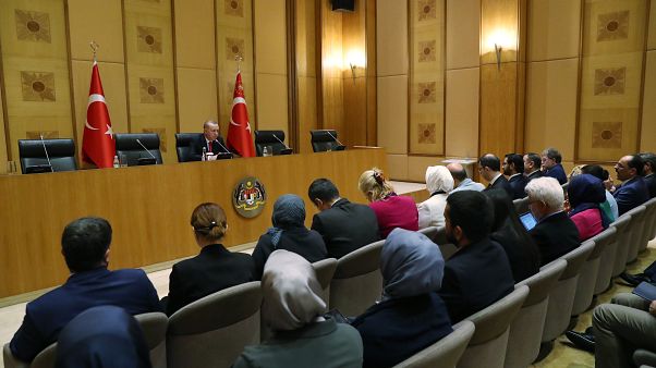 Erdoğan, ABD'den yaptırıma karşılık veririz: 'Biz eli kolu bağlı duracak bir millet değiliz' Erdoğan, ABD'den yaptırıma karşılık veririz: 'Biz eli kolu bağlı duracak bir millet değiliz'