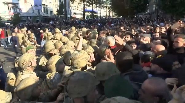 حصل تدافع بين عناصر الجيش والمتظاهرين المحتجين على تكليف حسان دياب تشكيل الحكومة المقبلة حصل تدافع بين عناصر الجيش والمتظاهرين المحتجين على تكليف حسان دياب تشكيل الحكومة المقبلة