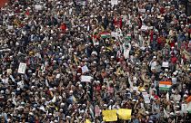 Hindistan'ın başkenti Yeni Delhi'de cuma namazı sonrası on binlerce kişi protesto düzenledi
