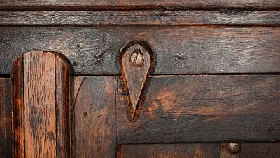 Kinderporno-Razzia: 15-jähriger Vermisster versteckt sich im Schrank