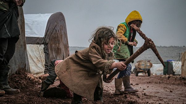 Suriye'nin İdlib kentindeki mülteci kampındaki çocuklar Suriye'nin İdlib kentindeki mülteci kampındaki çocuklar