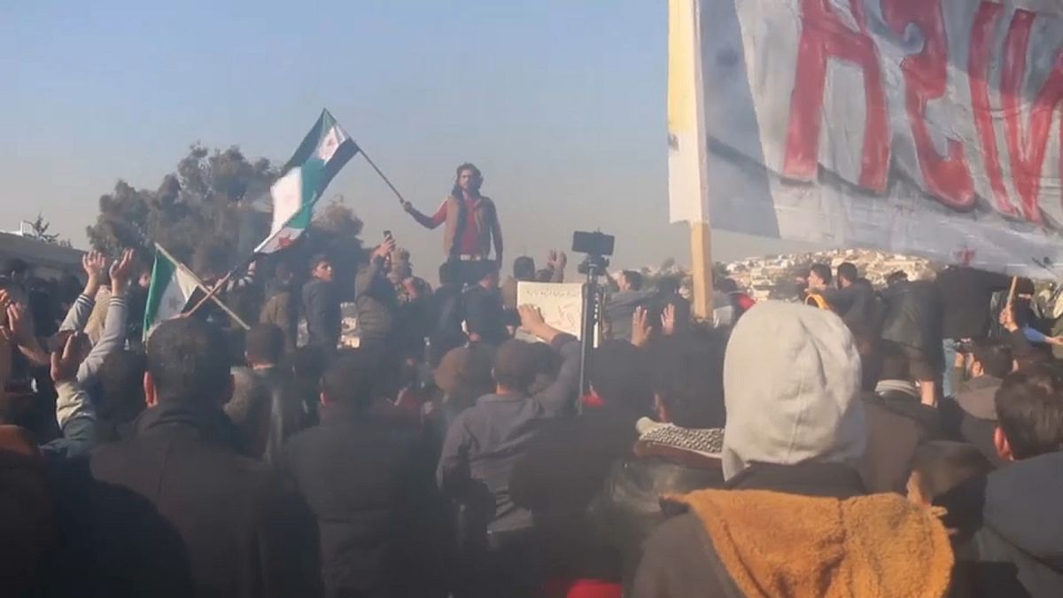 صورة من التظاهرة عند معبر باب الهوى على الحدود التركية-السورية 